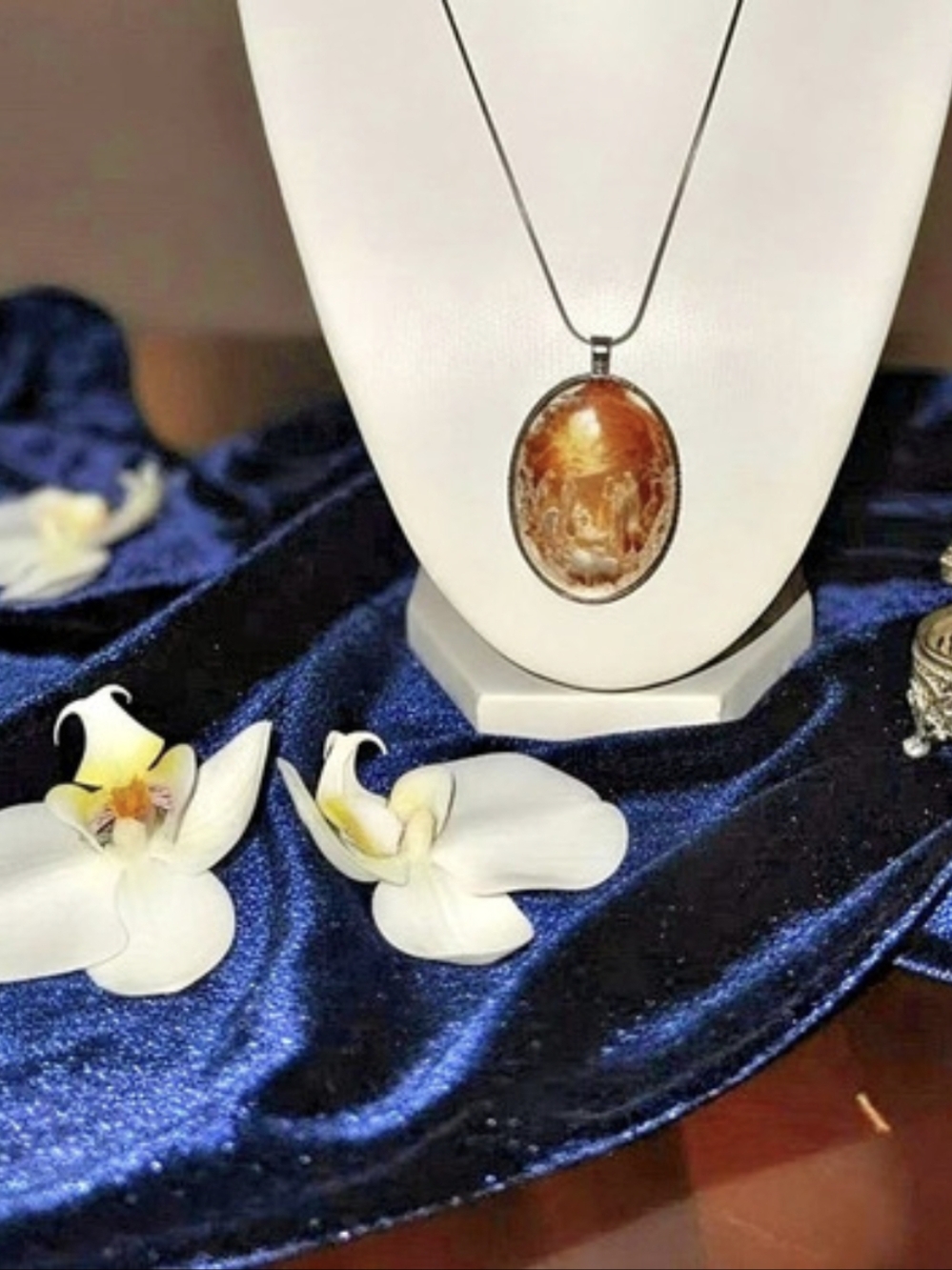 Oval Cameo Pendant Necklace in Brown & White Like New